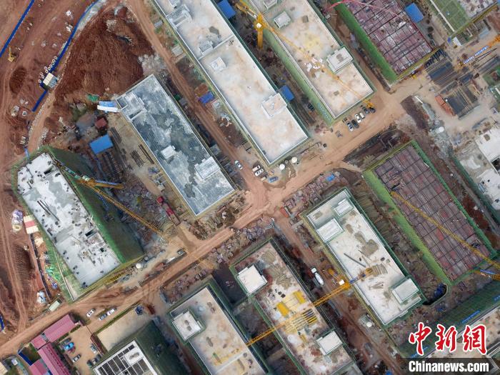 广西(中国-东盟)粮食品流产业园I期工程14栋物流仓储及贸易用房东体结构实现封顶。　蒋雪林 摄