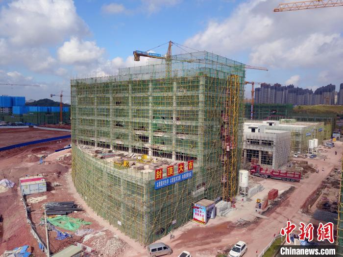 广西(中国-东盟)粮食品流产业园I期工程14栋物流仓储及贸易用房东体结构实现封顶。　蒋雪林 摄