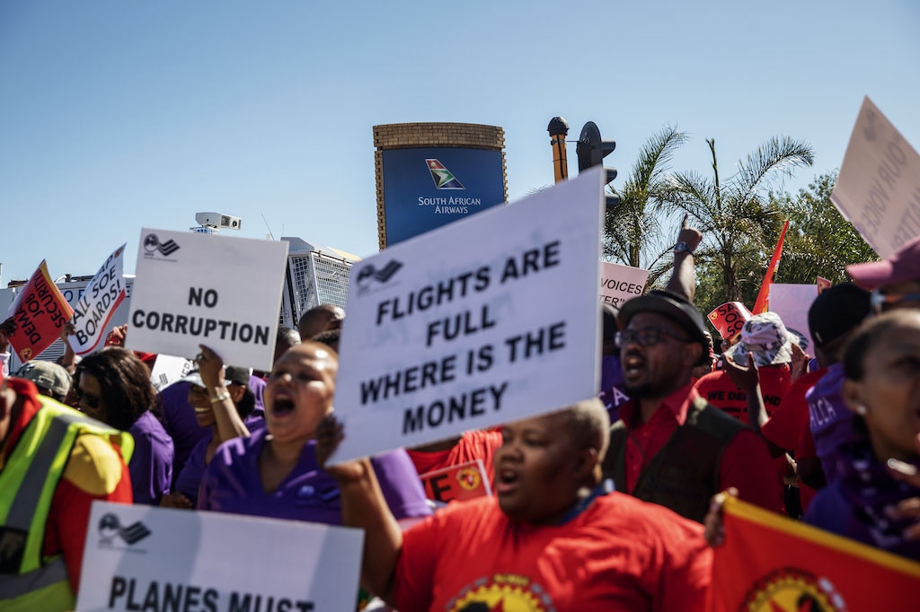 南非航空遭疫情重创 大量待业职工在约翰内斯堡国际机场抗议示威