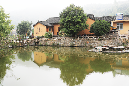 河南：因地制宜兴产业 稳定脱贫重长效　　牢记总书记嘱托，河南各地因地制宜，精选脱贫致富路。仲夏时节，华宇天地物流 ，“大道康庄——人民网全媒体调研行”采访团深进河南基层，探访脱贫攻坚的河南答卷……【具体】