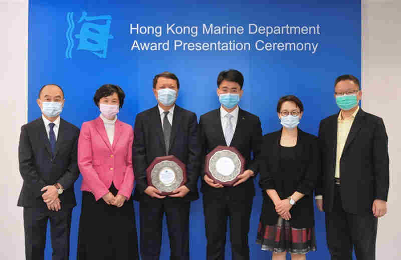 图左起：王世发先生（香港海事处副处长）、陈佩珊女士（香港船东会董事总经理）、朱建辉先生、李增忠先生（招商局能源运输有限公司总船长）、王天予女士（香港海事处处长）、冯佳培先生（香港船东会副总监） 
-美国海派