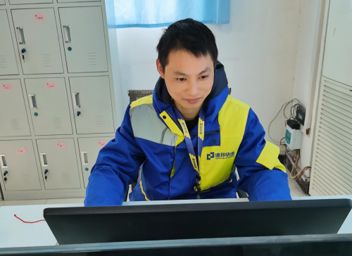 到现在他已经在德邦快递工作快满一年
-整柜海运费
