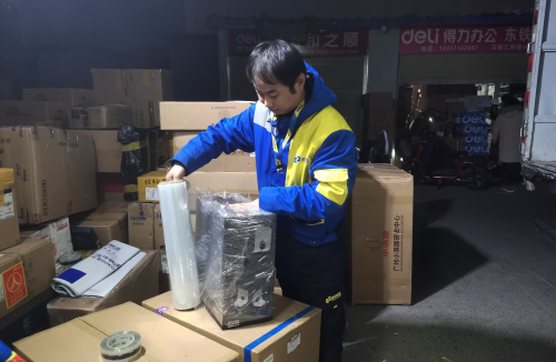 到现在他已经在德邦快递工作快满一年
-整柜海运费