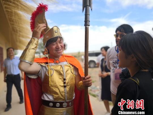 图为孙建军向游客先容家乡以及自己和“古罗马”的故事。　魏建军 摄
