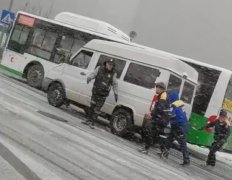 并获得茂名市“第四届道德模范”荣誉称号的陈日能
-亚马逊fba标签
