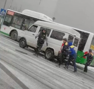 青岛德邦快递小哥上演“狂风雪推车行”
-上海空运货运