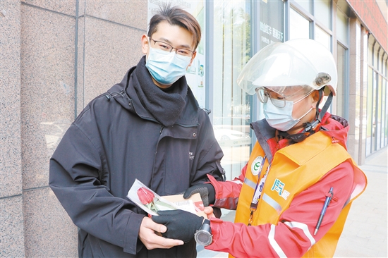 我市启动快递小哥文明传“递”行动 逾3000名骑手擦亮文明形象“活动窗口”