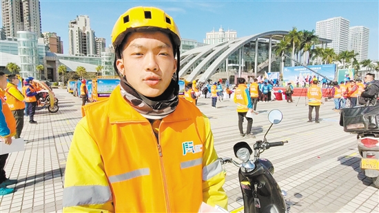 我市启动快递小哥文明传“递”行动 逾3000名骑手擦亮文明形象“活动窗口”