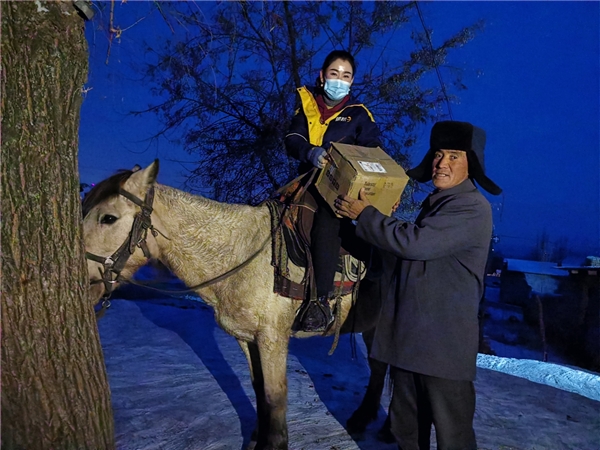  偶然上线的“马背上的派件员” 德邦快递伊犁新源县营业部成立于2015年
-物流
