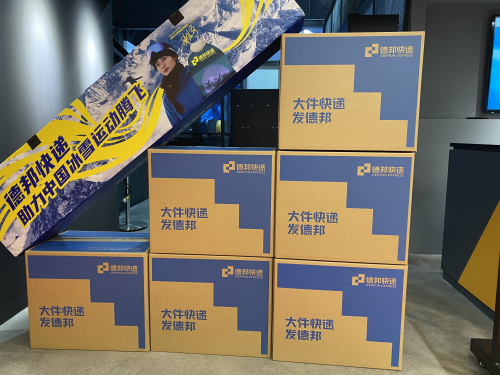 德邦工作职员对雪具的包装很专心
-深圳空派