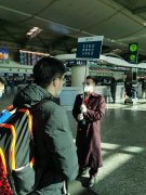  图：工作人员引导返乡学生办理登记手续（摄影：任强） 同时
-深圳海派