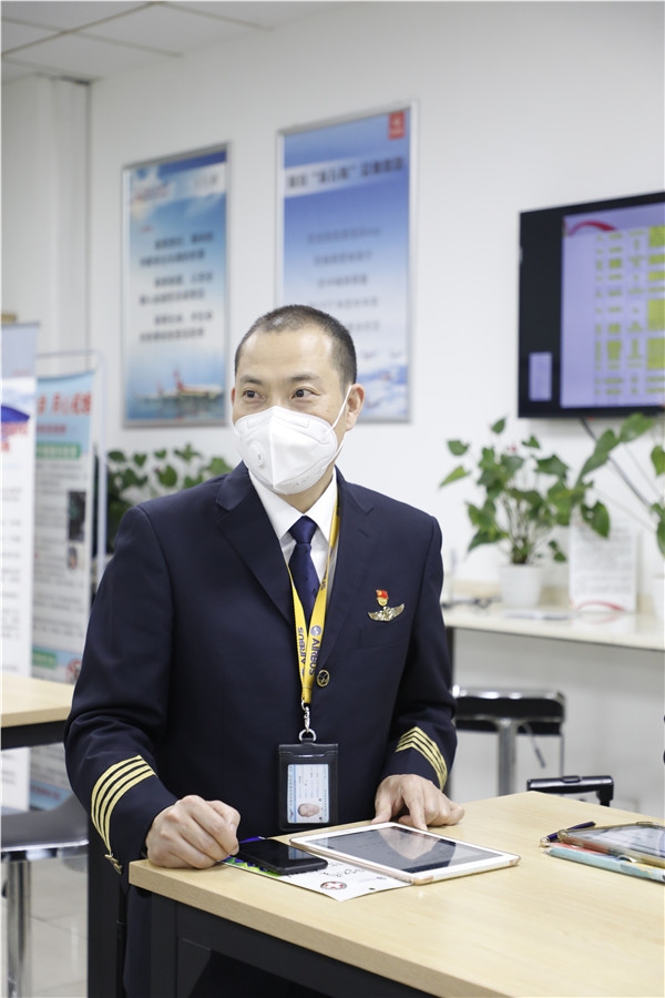 他们安全飞行小时数均在1万小时以上
-国际空运
