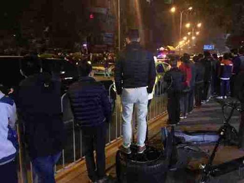 一男子疑醉酒深夜駕2000萬豪車撞到護欄