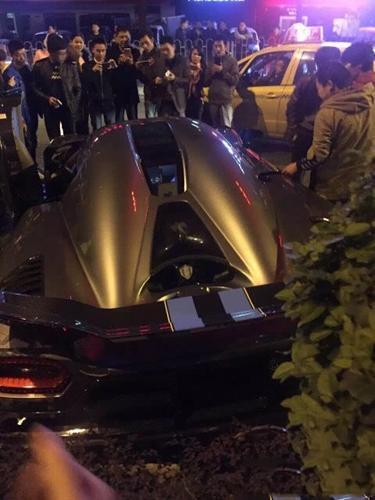 一男子疑醉酒深夜駕2000萬豪車撞到護欄