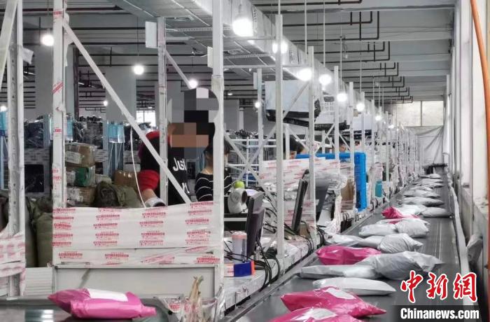 义乌某物流公司分拣场地，工作职员正在扫描分类包裹。　吴峰宇 摄