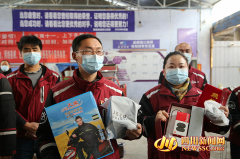 【网络中国节】“最美快递员”唐建收到一份特别的新春包裹
-国际货代