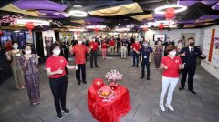 新加坡总理李显龙走访新加坡航空公司机组人员控制中心和樟宜综合医院
-国际