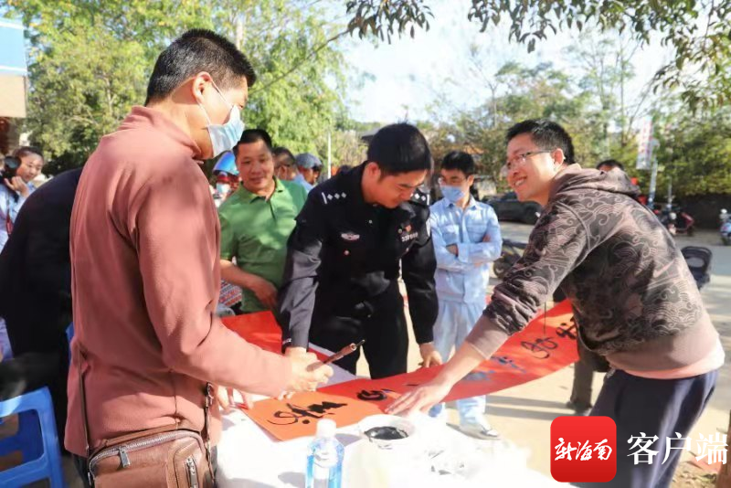 洋浦警企联创联建开展“迎新春、赠春联、送祝福”活动