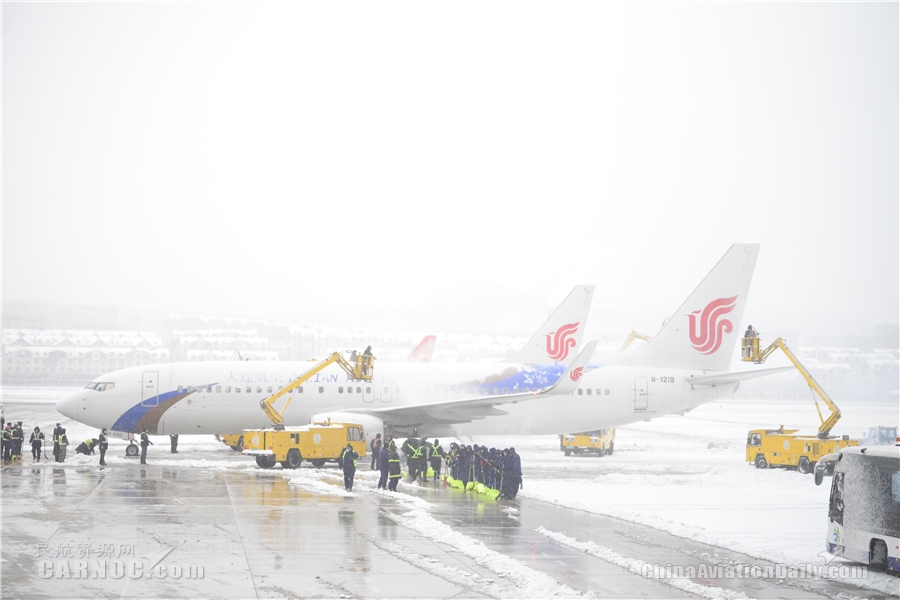 出动大型除雪车、除冰液撒布车、抛雪车、清扫车等特种除雪车辆22台
-国际海运