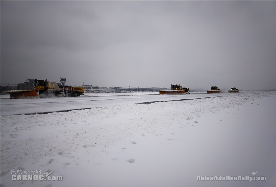出动大型除雪车、除冰液撒布车、抛雪车、清扫车等特种除雪车辆22台
-国际海运
