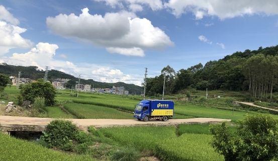 并配备有自动化小件机器人及大件自动分拣设备
-美国空派