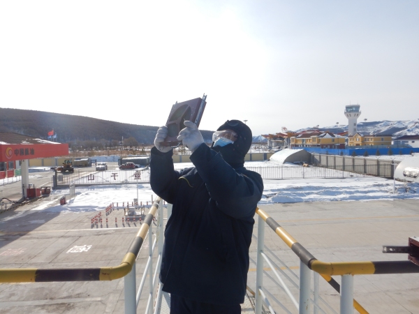 中国航油雪岭劲松联合党支部安全保障“两会”航班（附图）-深圳物流