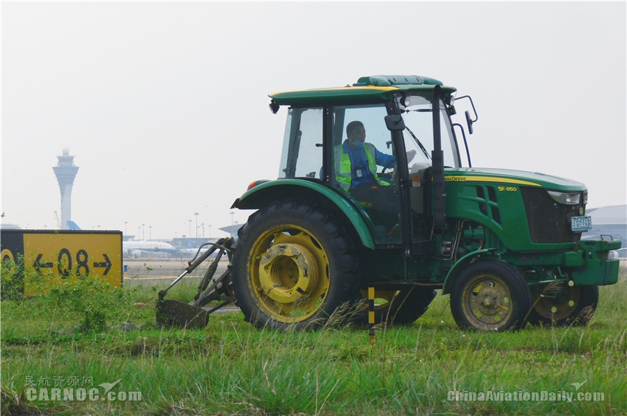 割草车正忙碌地给草坪“理”个清爽的“发型”
-广州双清包税