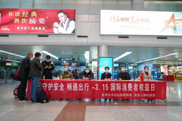 他们为旅客发放活动宣传资料
-中东双清包税
