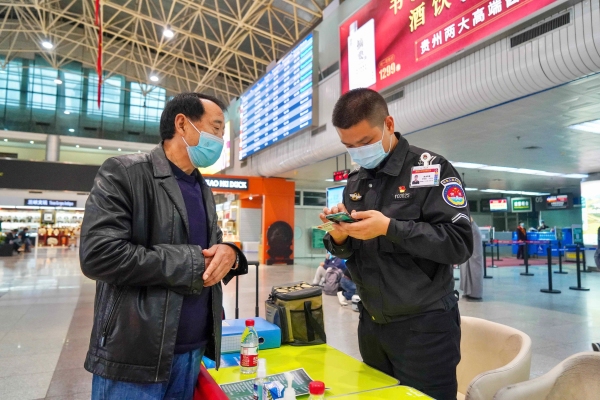 他们为旅客发放活动宣传资料
-中东双清包税