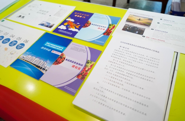 他们为旅客发放活动宣传资料
-中东双清包税