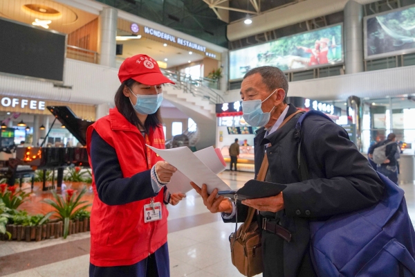 他们为旅客发放活动宣传资料
-中东双清包税