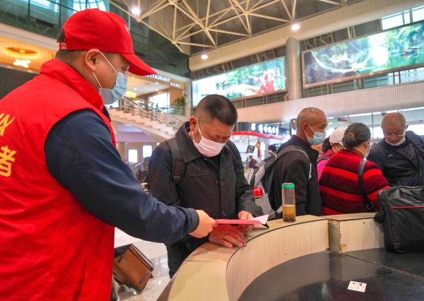 他们为旅客发放活动宣传资料
-中东双清包税