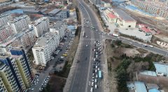 在道路拓宽、路口渠化、慢行系统、公交站亭、城市绿化等方面对道路进行综合