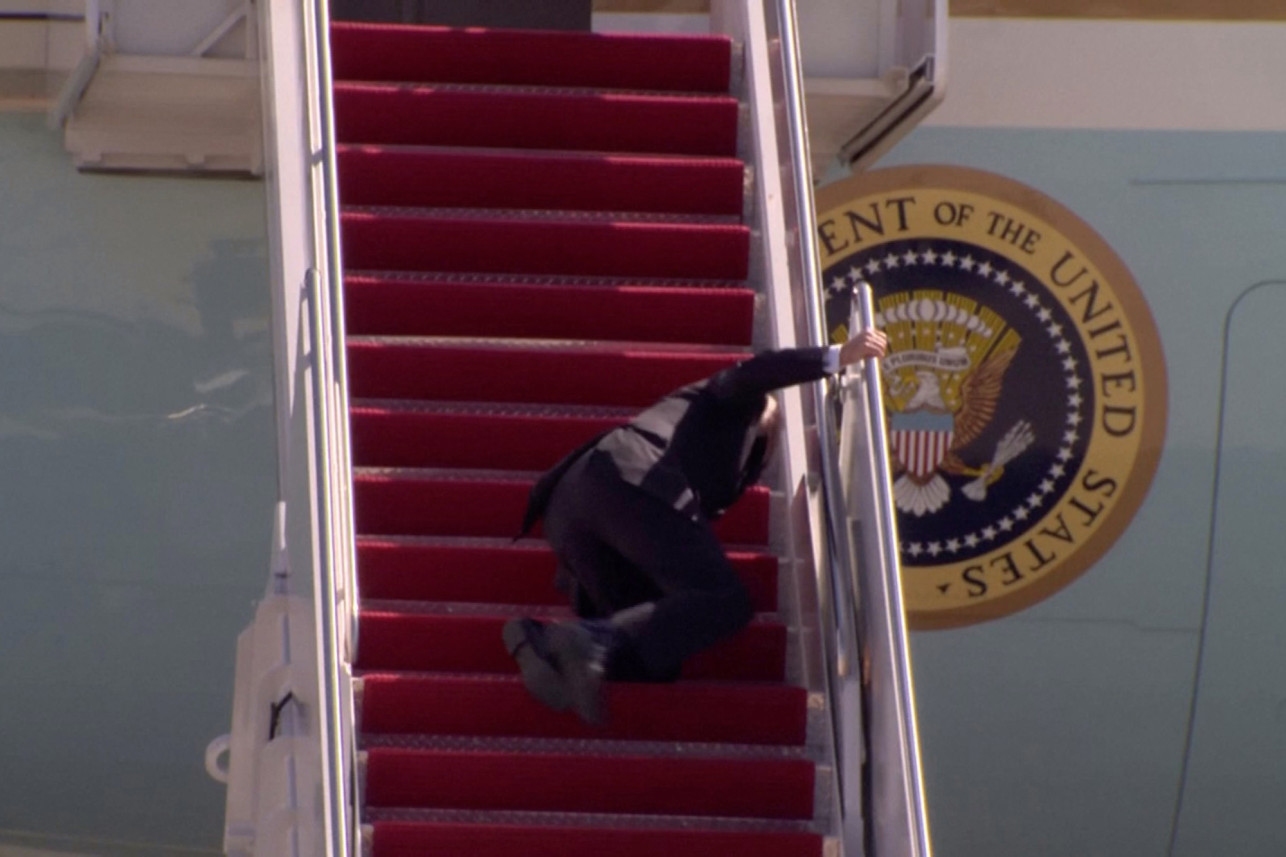 拜登在专机舷梯上连跌三次 白宫回应:他健康没题目
