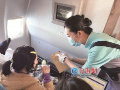 飞机上孩子哭闹不停，聋哑妈妈手足无措 热心空姐化身妈妈安抚宝宝
-美国双清