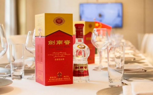 紧跟当下文化高潮，剑南春也随着火了！






