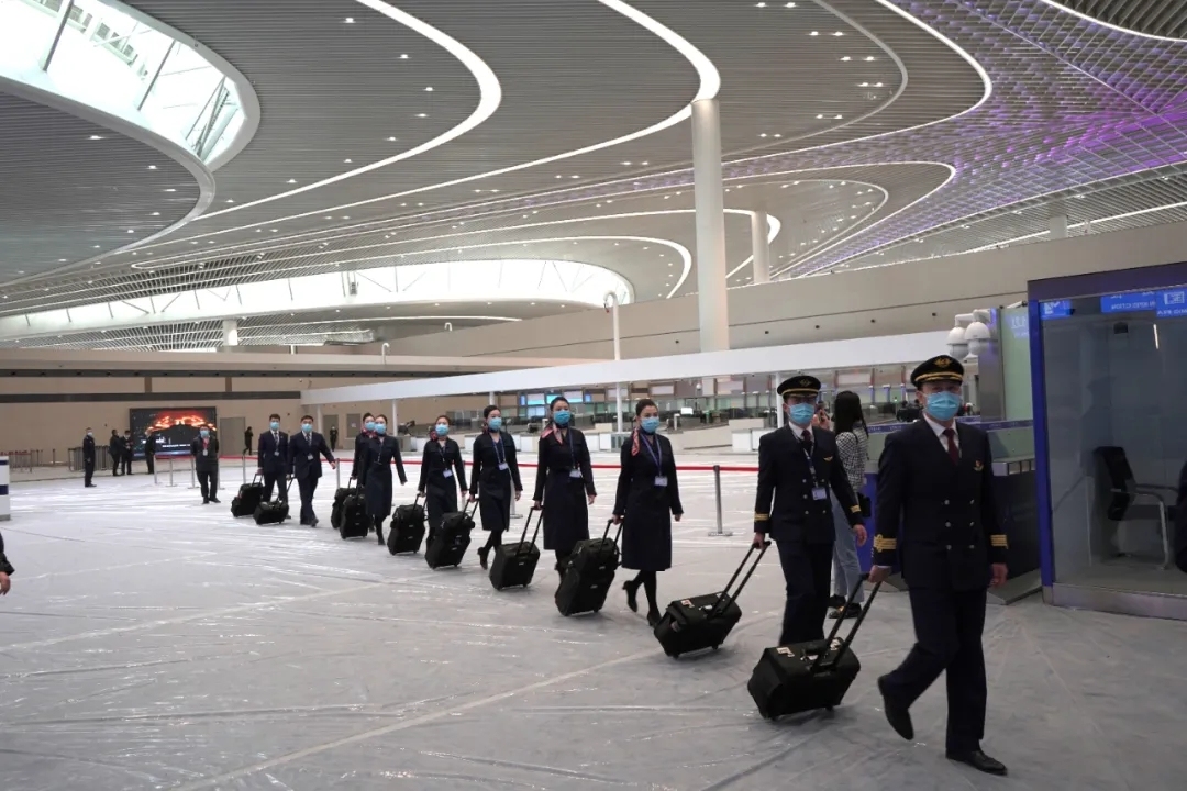 在青岛胶东国际机场乘坐东航航班是什么体验？