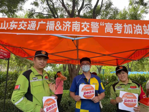 不少家长身穿旗袍硬核花式打call助力
-马普托海运费