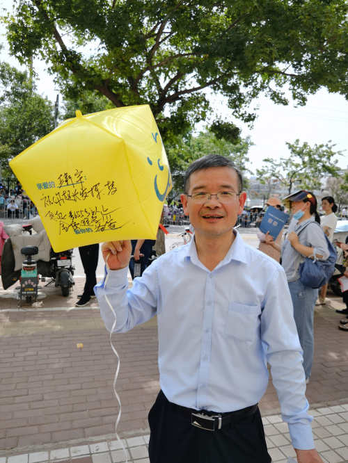 不少家长身穿旗袍硬核花式打call助力
-马普托海运费
