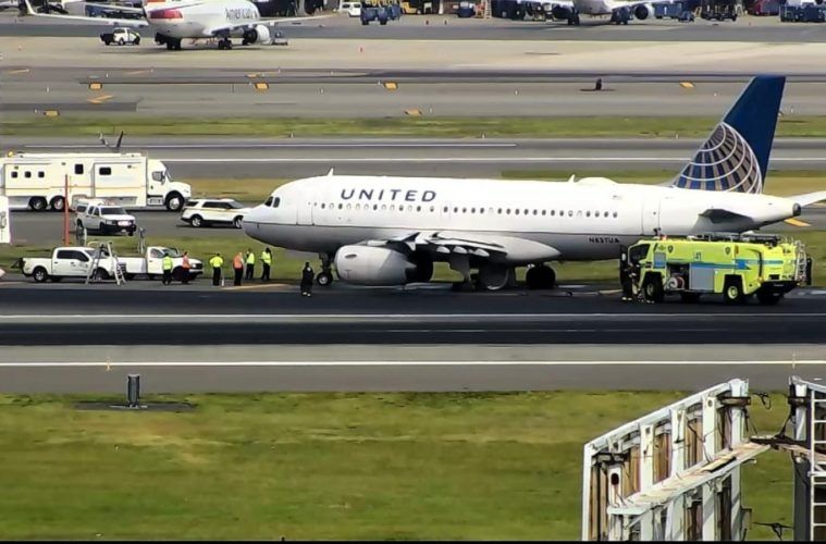 美联航航班因故障备降 降落时两个主轮胎爆胎