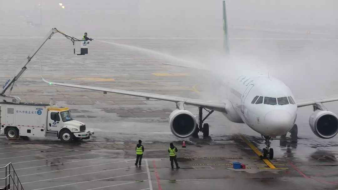 冲上热搜！飞机挨个洗“热水澡”？除冰事关飞行安全！：科普中国